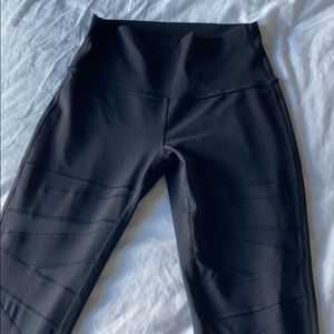 Mesh Cut Out Wunder Under High-Rise Leggings